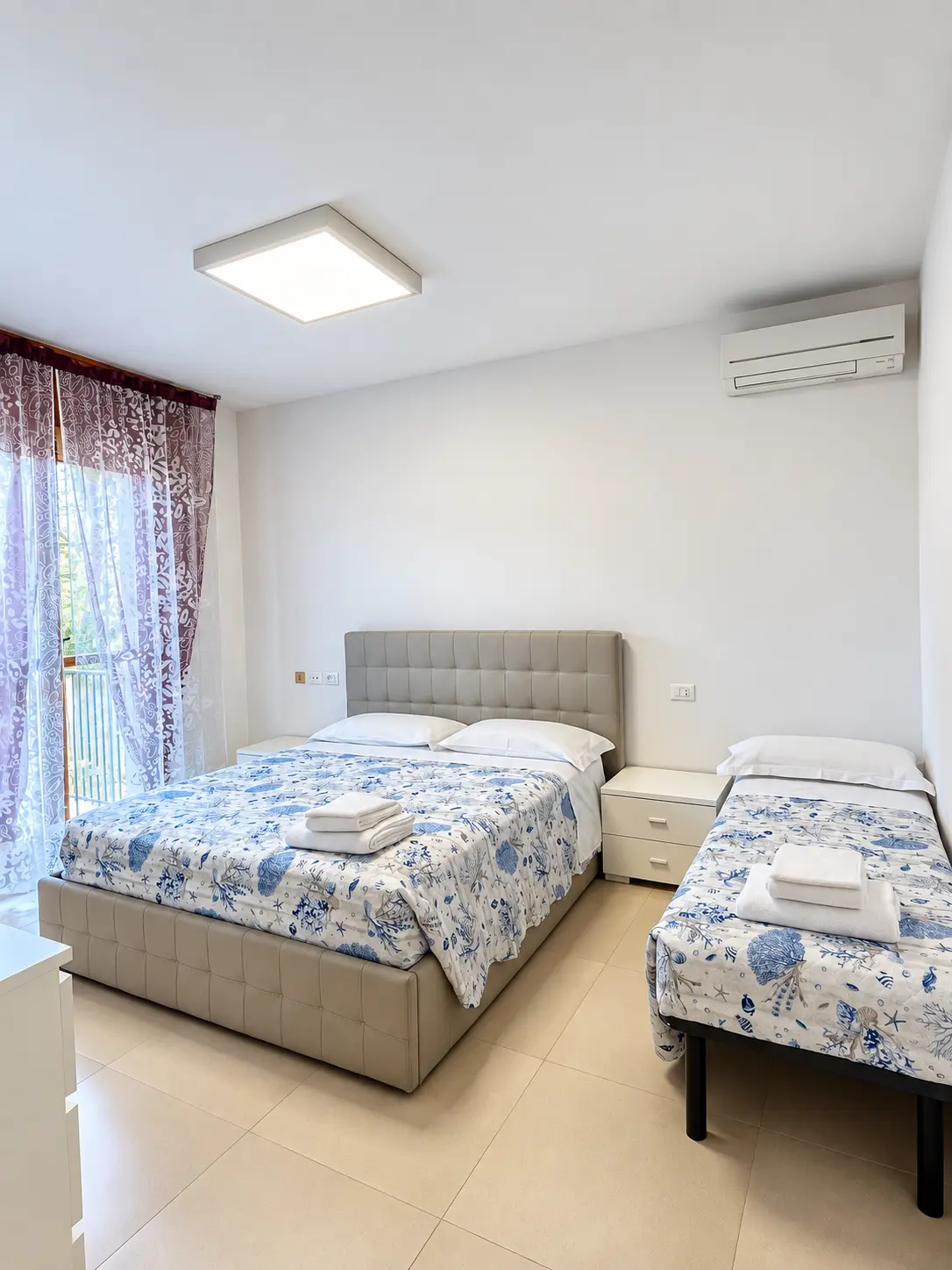 Camera con letto matrimoniale e letto singolo