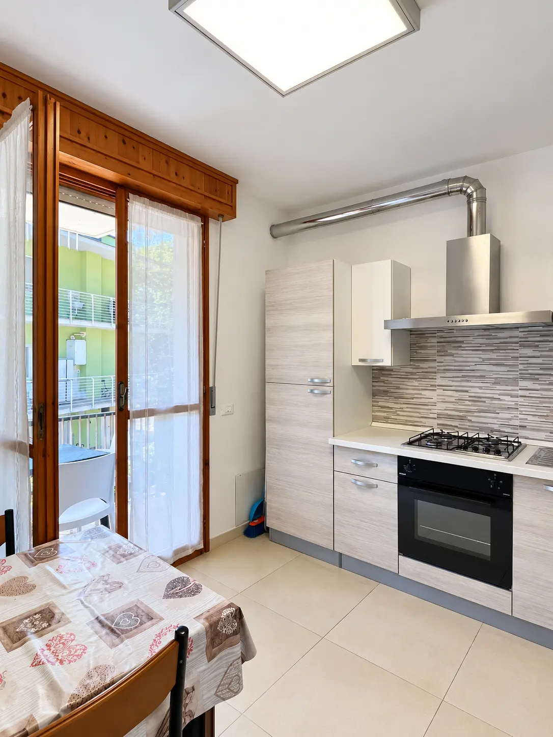 Cucina attrezzata con accesso al balcone