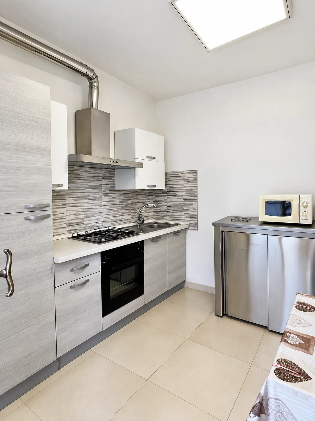 Cucina con forno e microonde